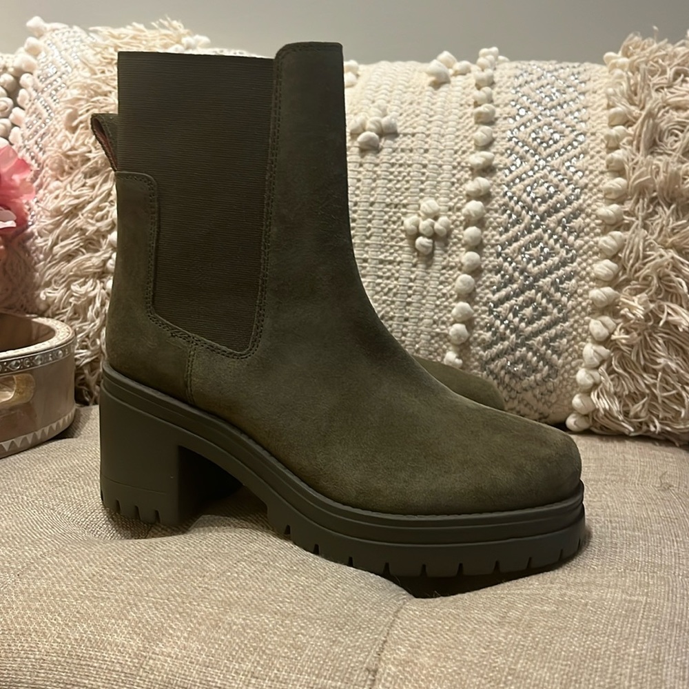 Boden Suede Chunky Heeled Chelsea Boots (size 38)